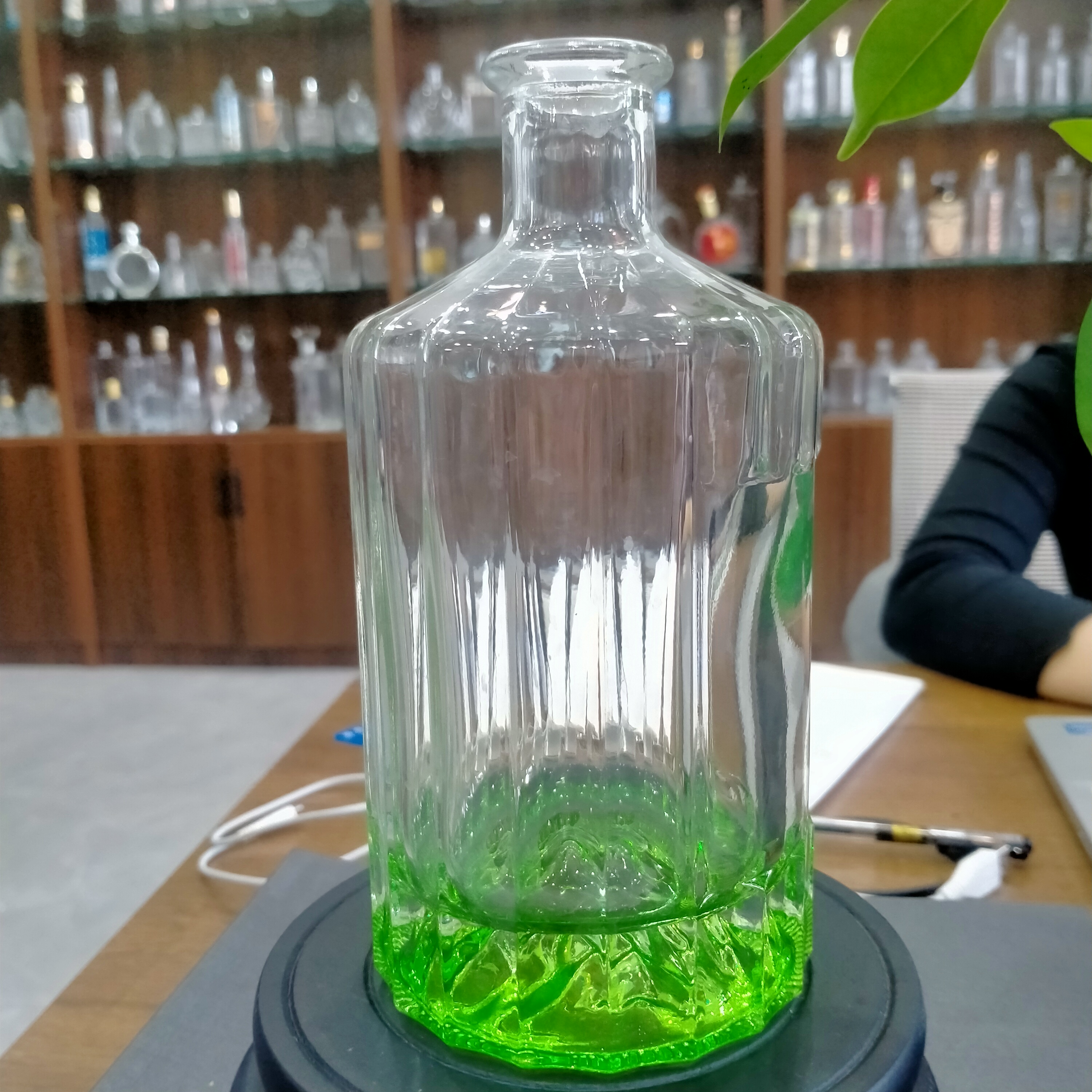 Clear Logo Glass Bottle With Heavy Bottom Unique 700ml Vodka Glass Bottle