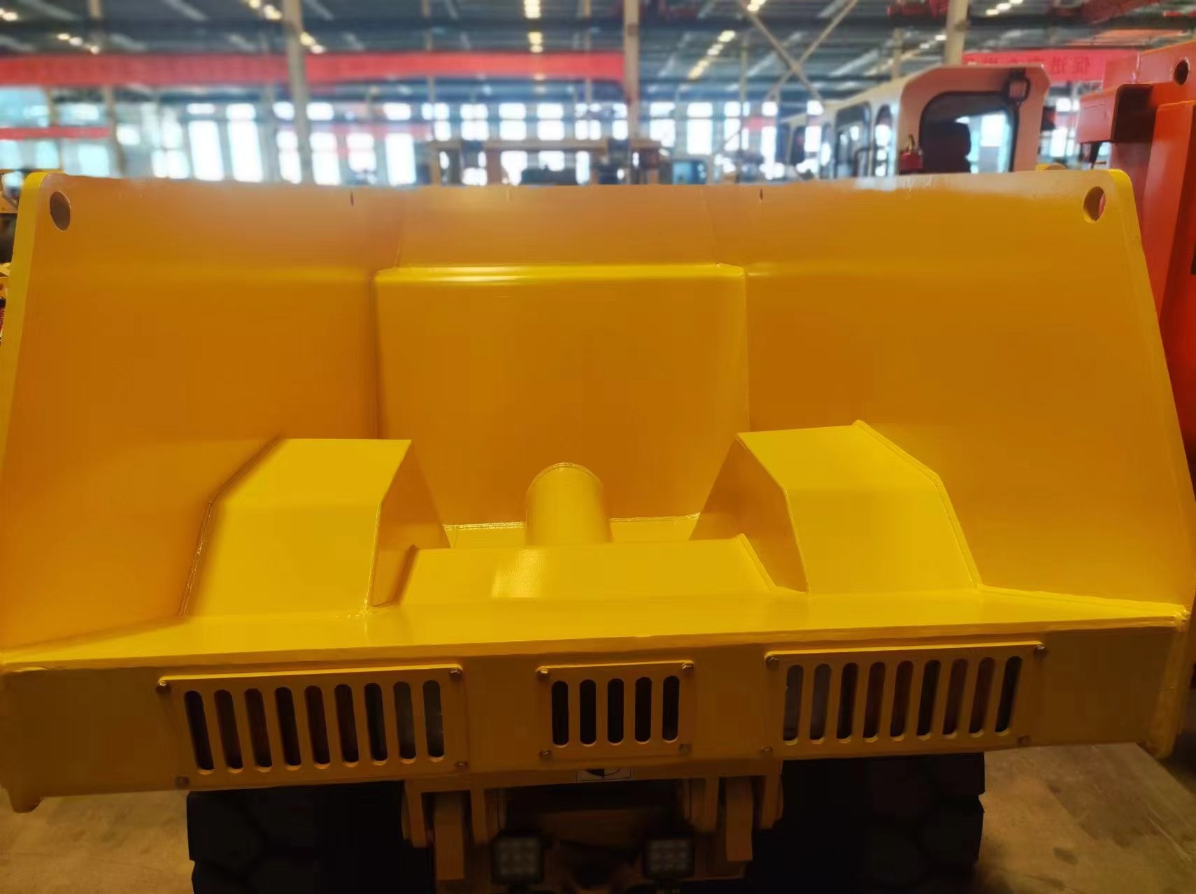 The Compact Underground Dump Truck 6 Tons Payload For Iron Ore Lead Zine Mine