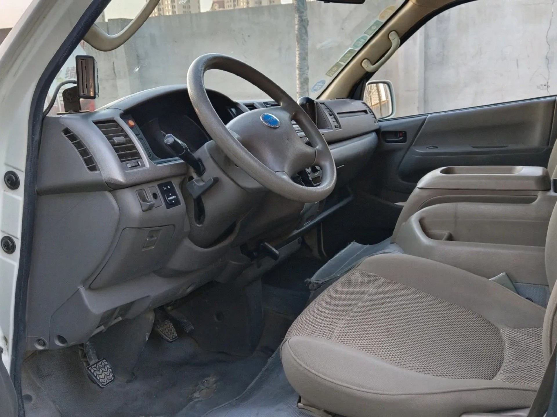 Used Shuttle Vans 15 Seats Higer Minibus KLQ6540 External Swinging Door Champagne Color Front Engine