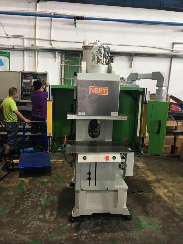 High Efficiency C VERTICAL Vertical Plastic Injection Molding Machine