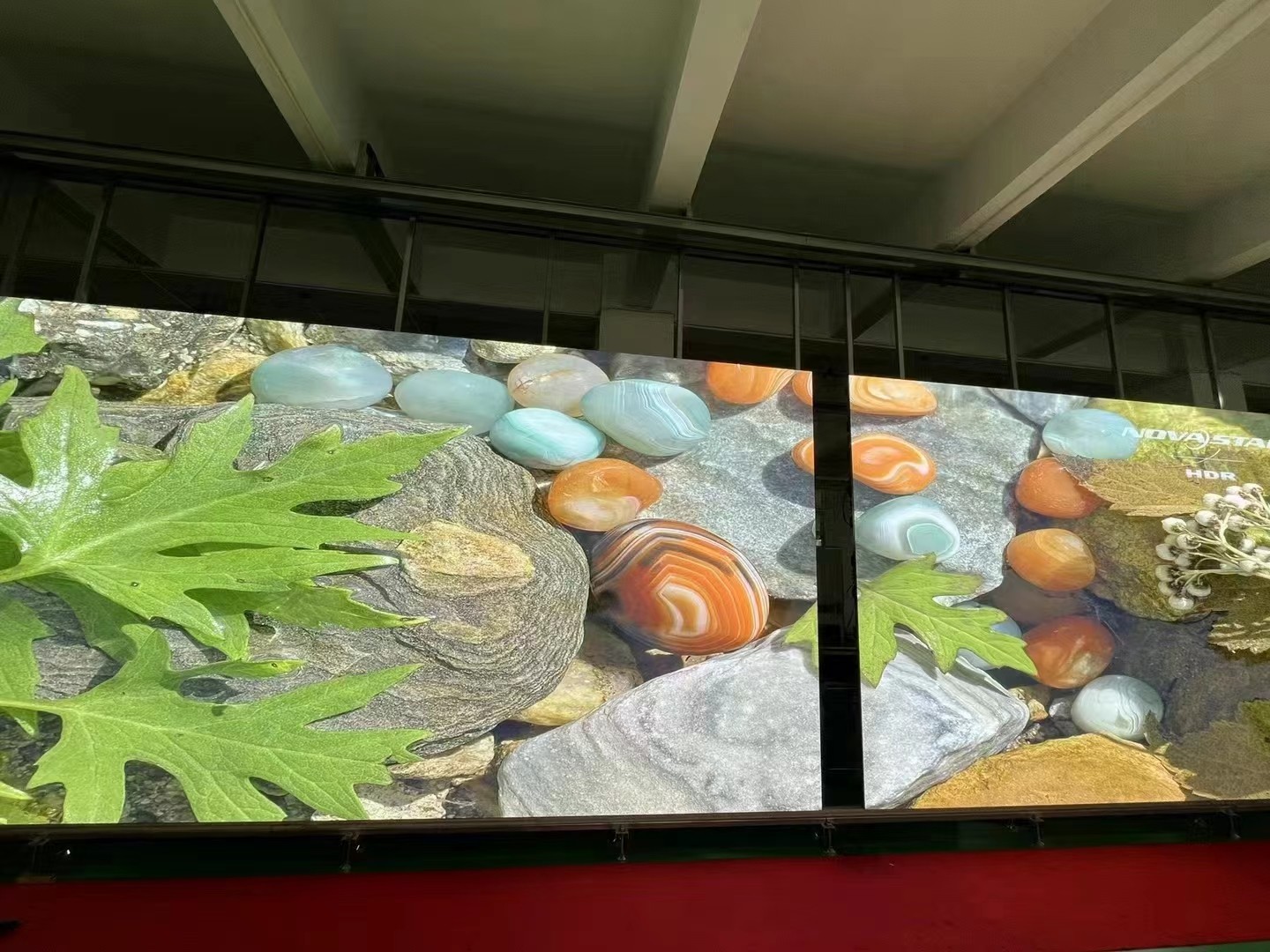 P2.6 Indoor LED Display Panel with 100000 Hours Lifespan and 132W/m 2 Ave Consumption