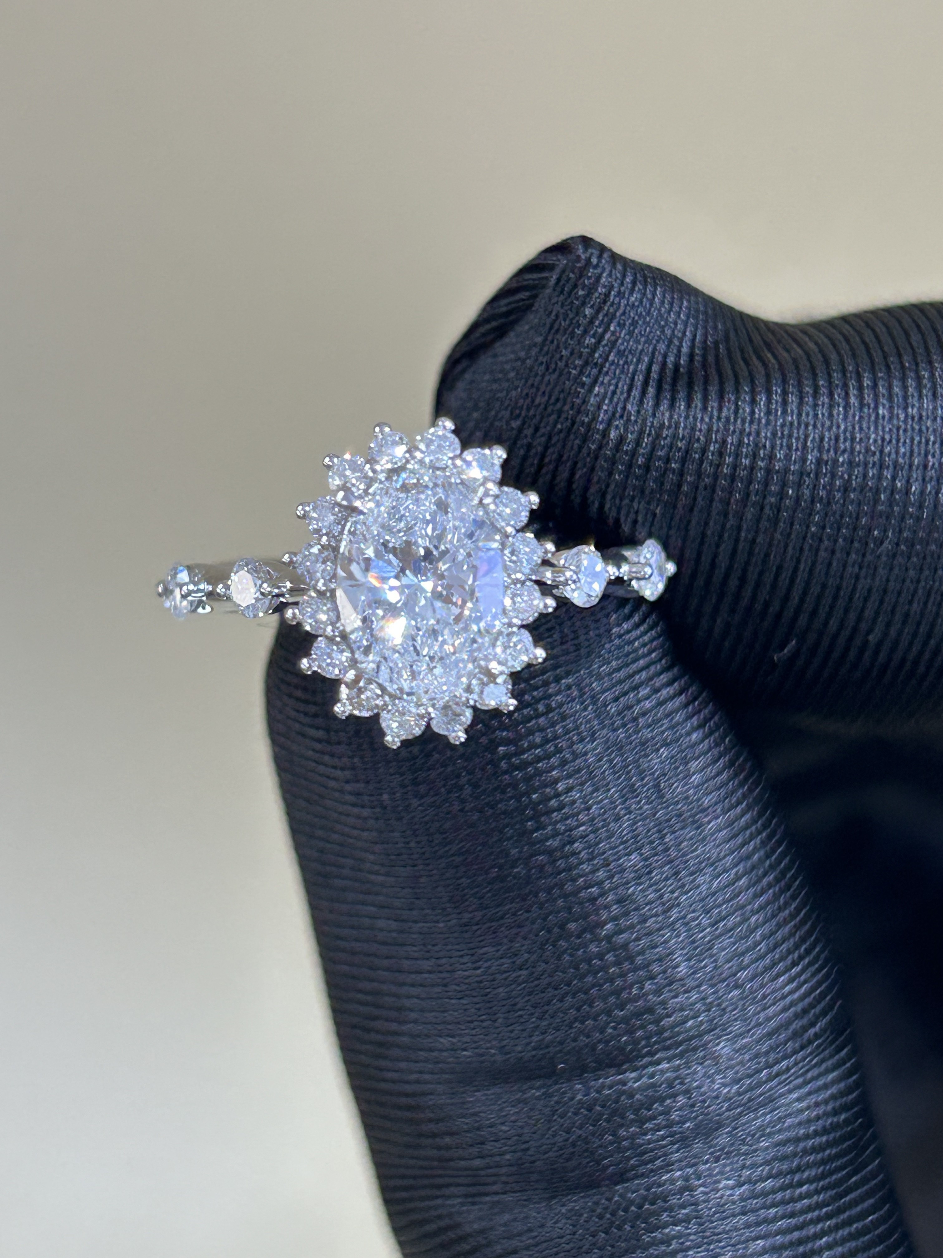 Oval Shape Lab Grown Diamond Ring White Diamond Ring With Halo Customization PT950