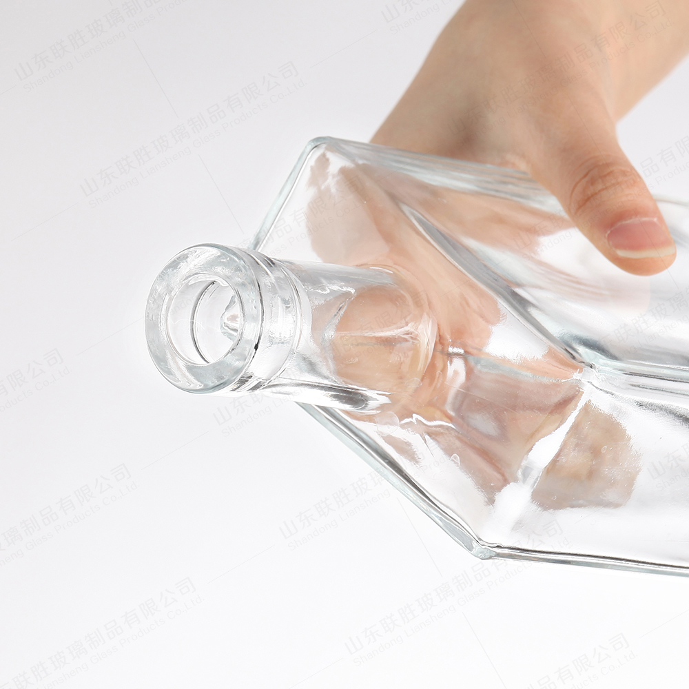 Beverage Custom Size Accepted 500ml 750ml Square Flint Glass Bottle with Glass Lid