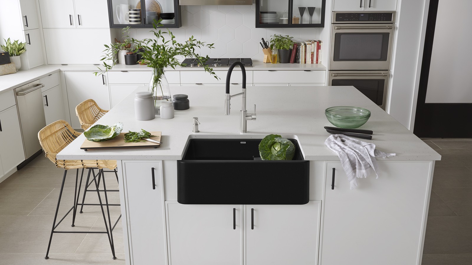 European Island Design White Shaker Kitchen Cabinets with Quartz Stone Countertop and Sink