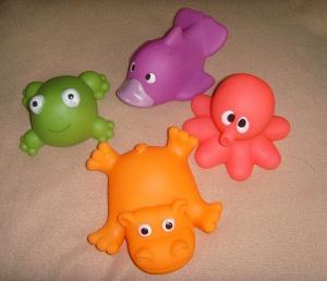 China Soft Bath Rubber Squirt Water Toy Floating Ocean Animal Shaped 10cm Width on sale