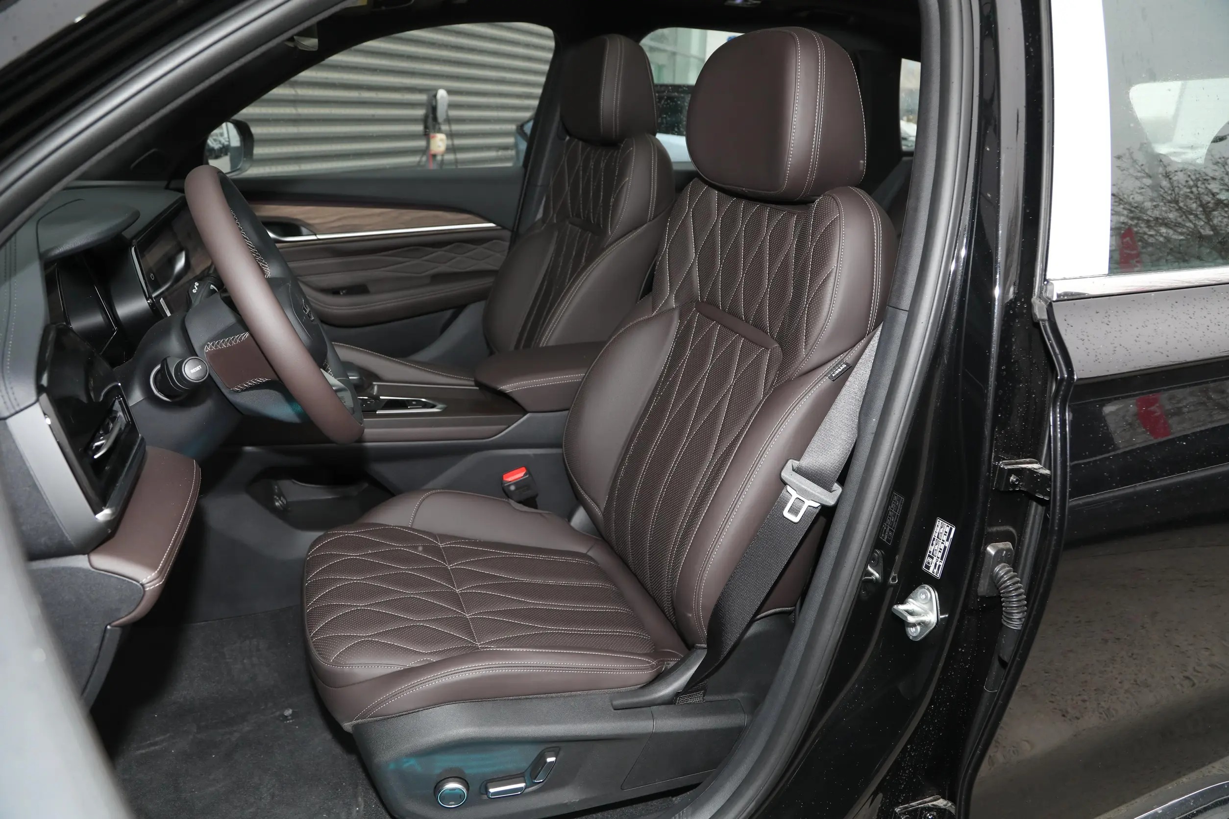 New Geely SUV 2025 Year 2WD Gasoline Car Durable Powerful Ideal Car With Customized Color