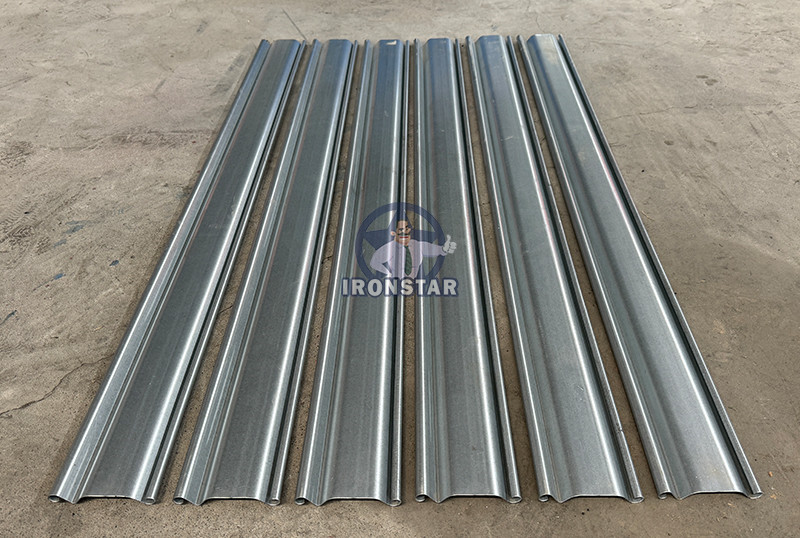 30-50m/min fast speed cutting rolling shutter door roll forming machine in Brazil Raw material: Galvanized steel
