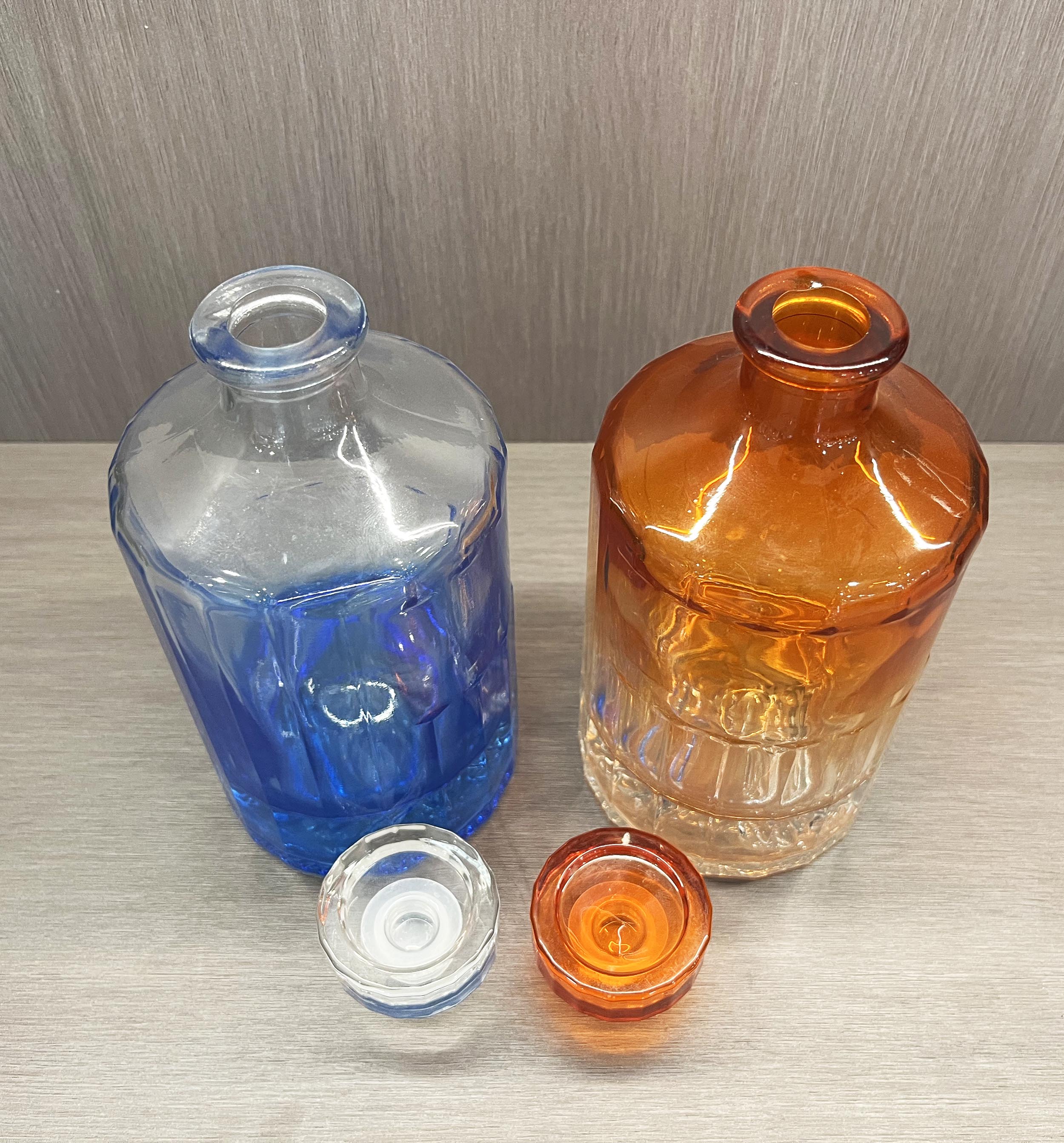 Glass Bottle for Whiskey Vodka Gin 500ml Capacity Mountain Design Spray Cap Included