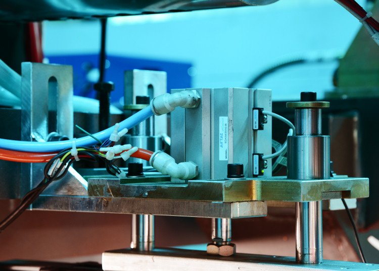 China Meper Plastic Bottle High Speed Blow Molding Machine MP70D-1T With Auto Deflashing System