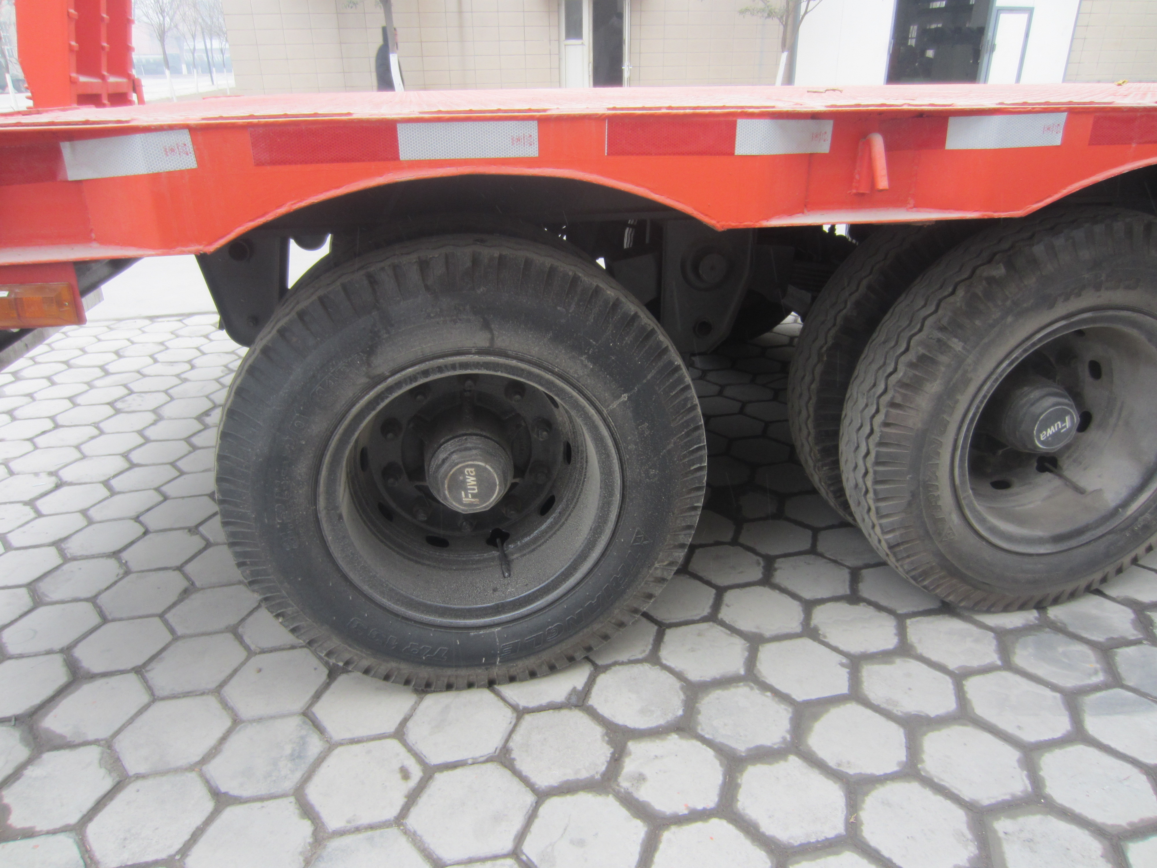 Hauler Truck Low Platform Semi Trailer , 3 Axle truck Trailer Low Bed For Road Transportation
