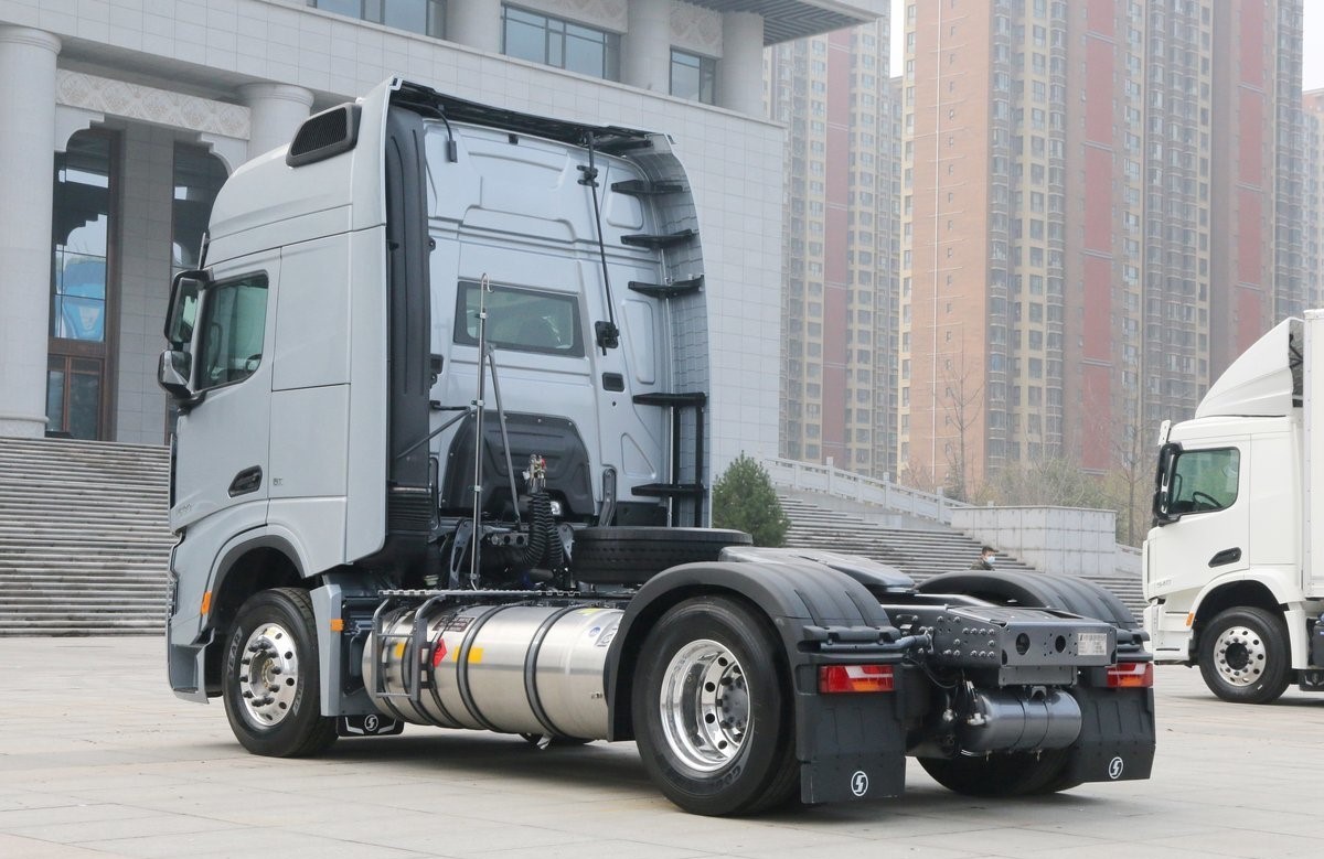 4x2 Shacman Head 540 Hp Trailer 6x4 450hp Tractor Trucks With Powerful Performance