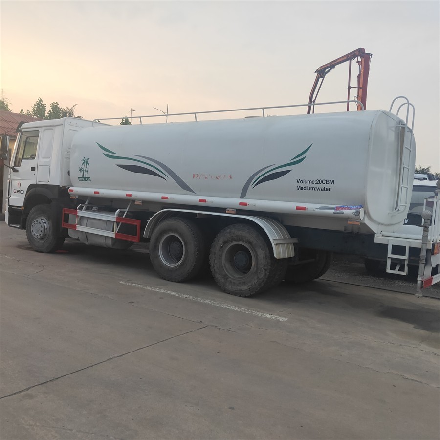 Secondhand Howo 375 Diesel Delivery Truck Fuel Tanker Sinotruk 8x4