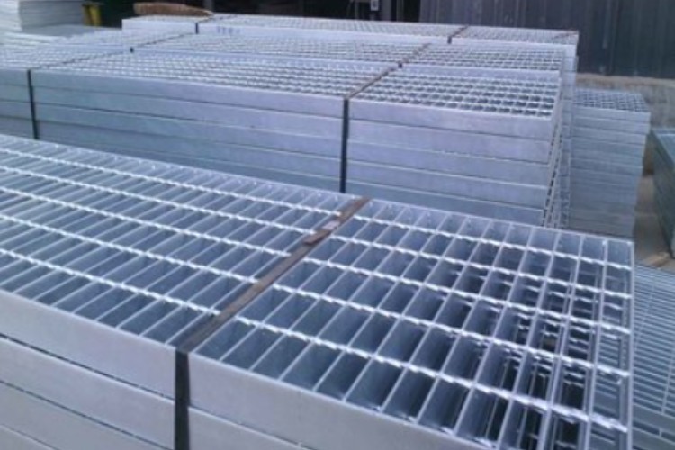 Q235 Q345 S275 Metal Walkway Grating With 30*100 Pitch Customized