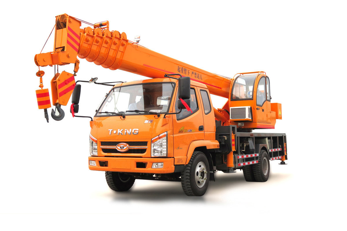 6 -8 Ton Hydraulic Truck Mounted Crane With 4 OutriggerTelescopic Boom 26M - 30M