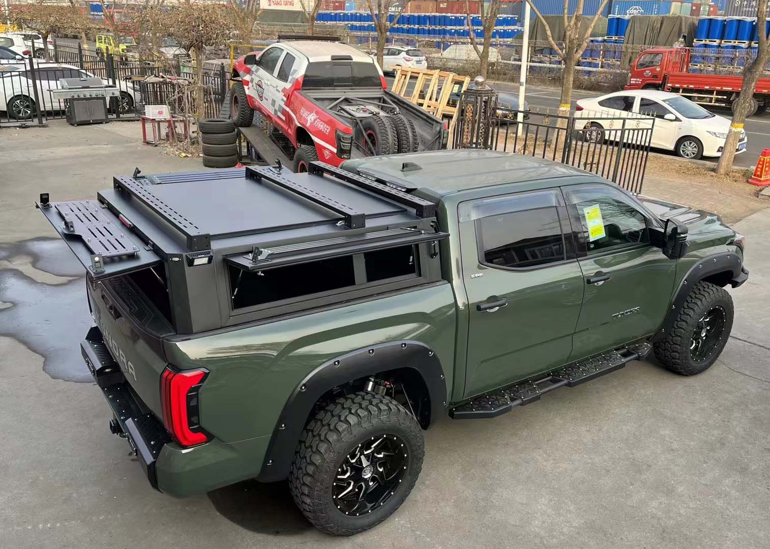 Black Toyota Tundra Pickup Bed Cover with Trunk Mount and Aluminium Construction