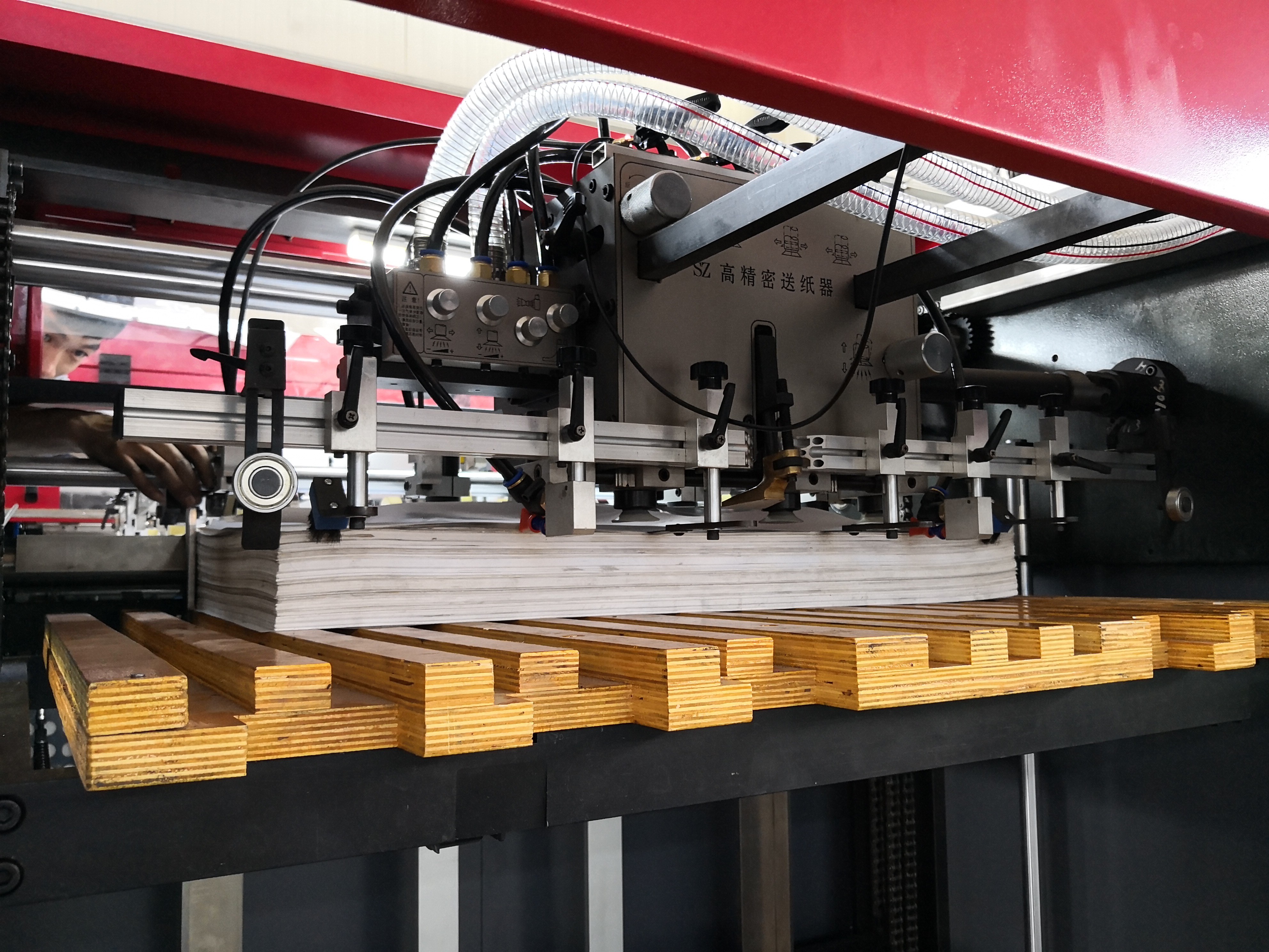 High Speed Automatic Hot Foil Stamping Machine 1320×960mm Max Paper Size Overall Dimension 7600*4050*2500mm