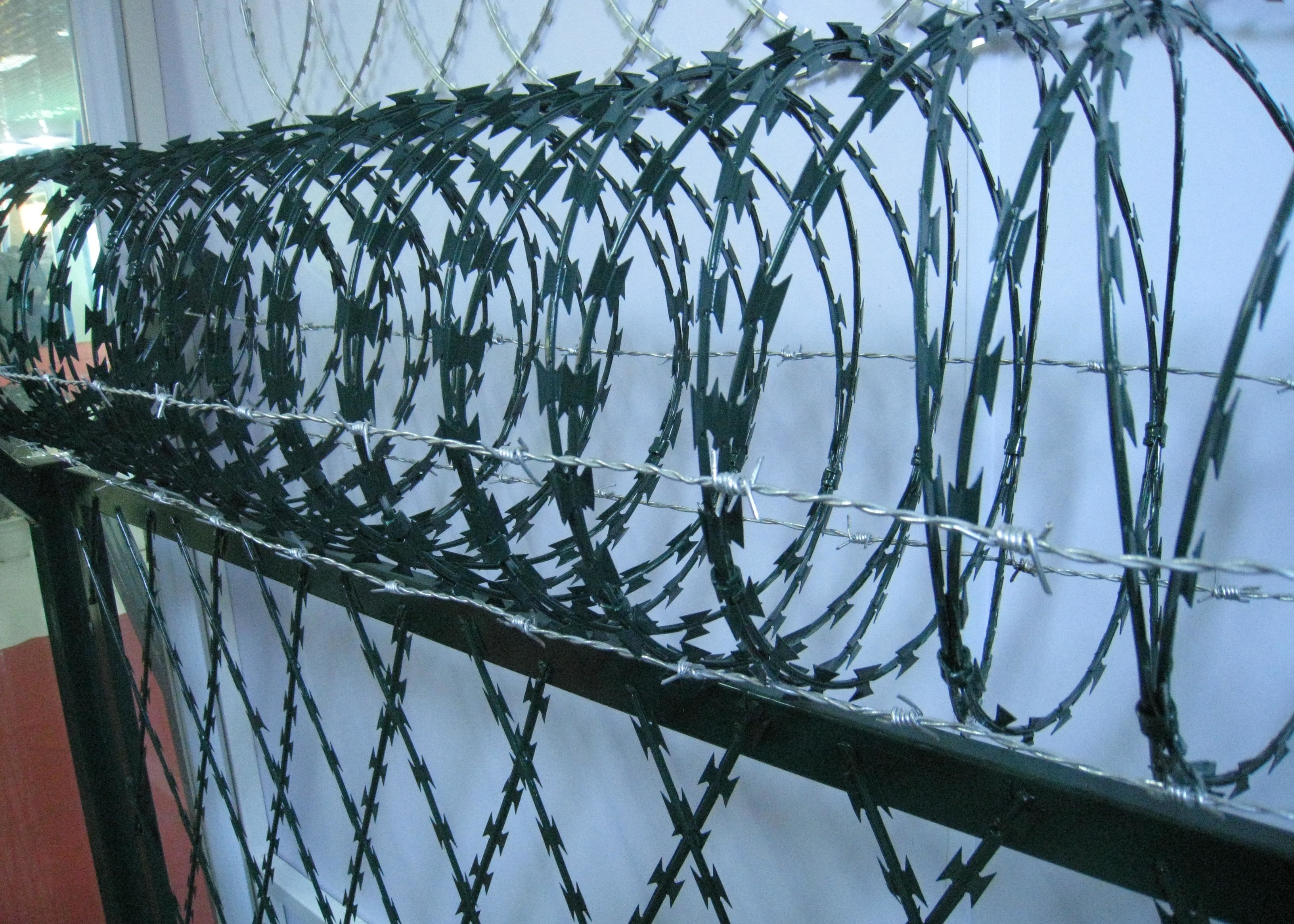 75x150mm Concertina Diamond Mesh Razor Wire Fencing BTO 25 SS316