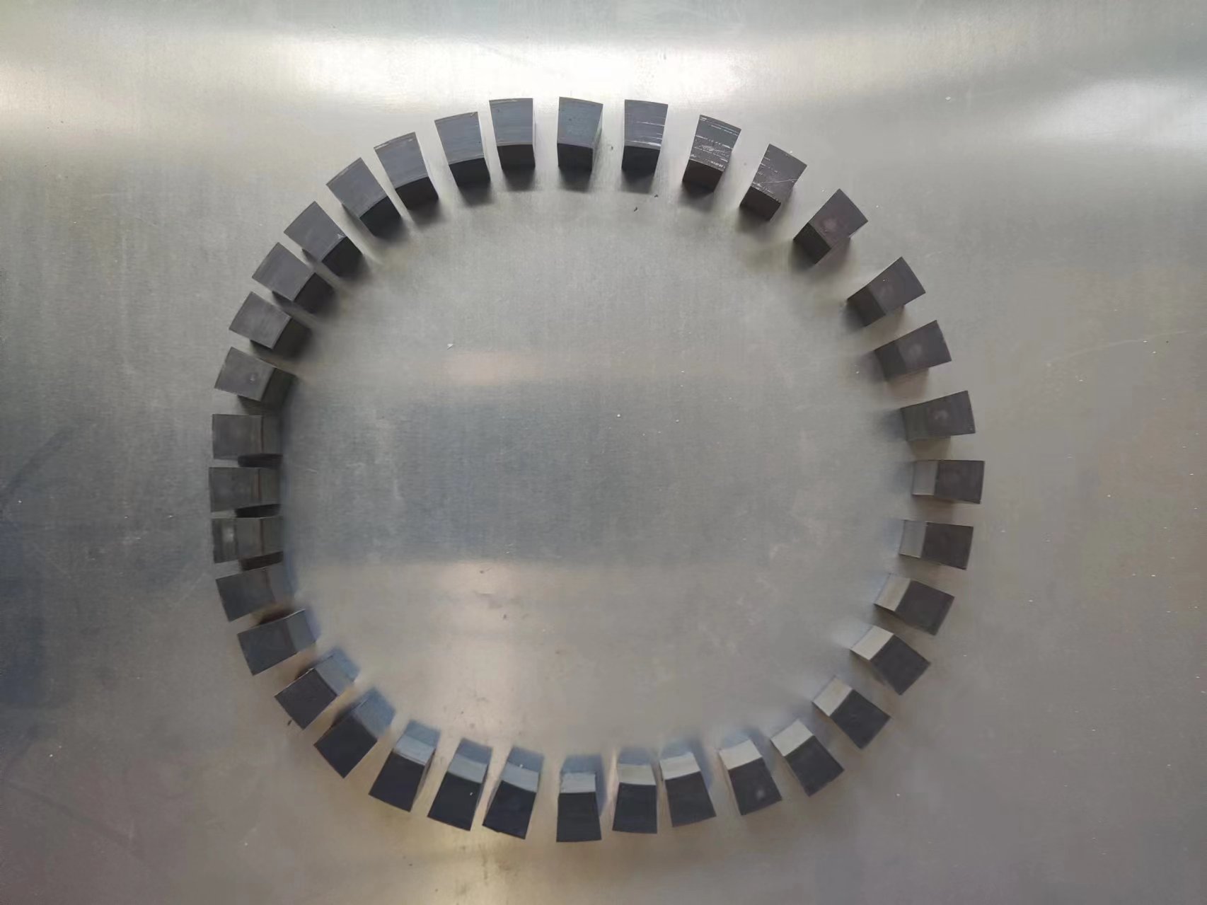 AF060 model is a dual-station automatic precision cutting machine used for half-cutting of silicon steel/non-crystalline/nanocrystalline/iron powder