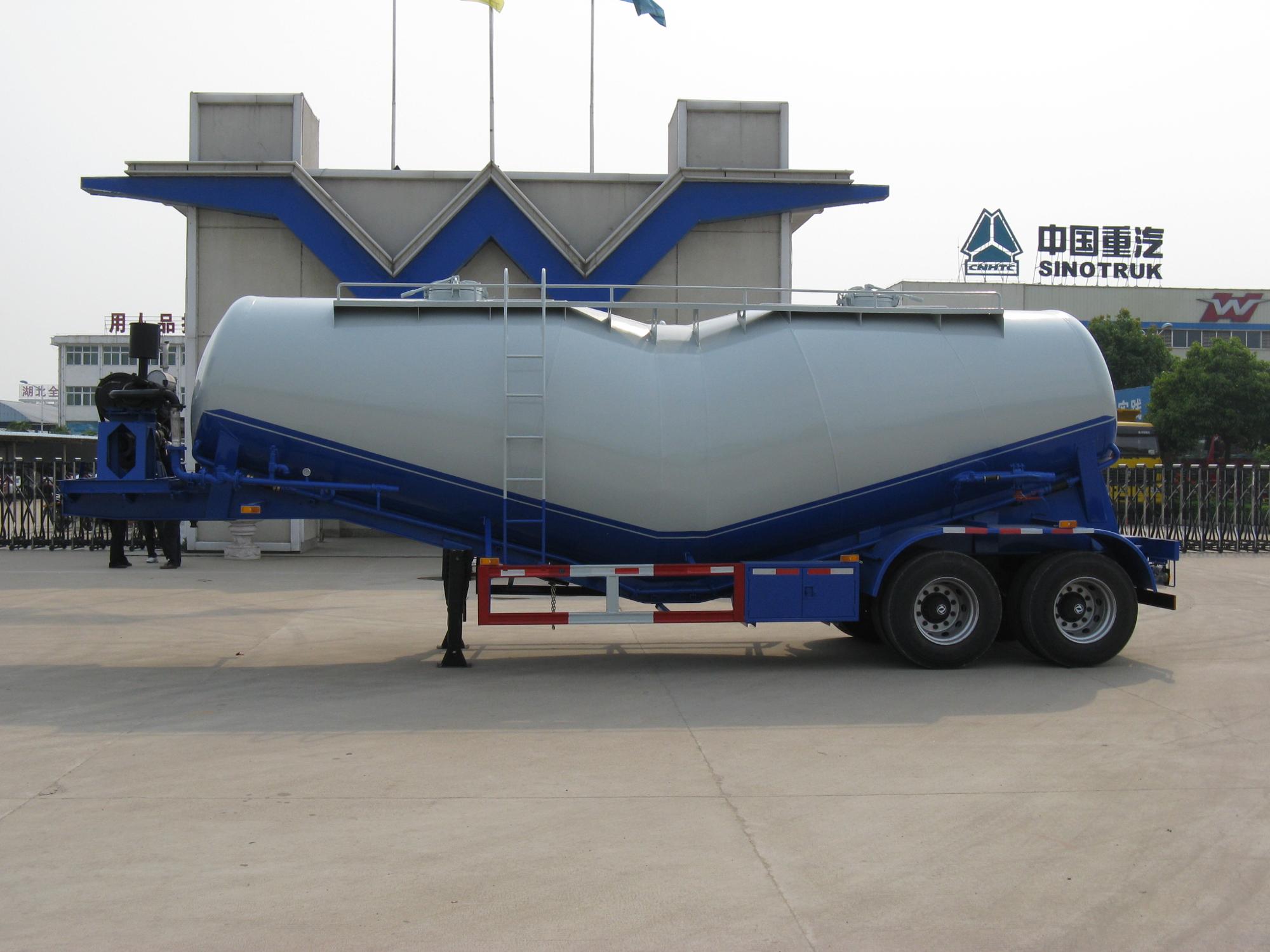 Sinotruk HOWO Bulk flour Bulk feed Dry mortar Powder Material Transporter Tank Truck Trailer for sale