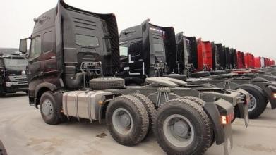 Black Tractor Head Trucks EURO 2 Emission Standard Costomized Safety
