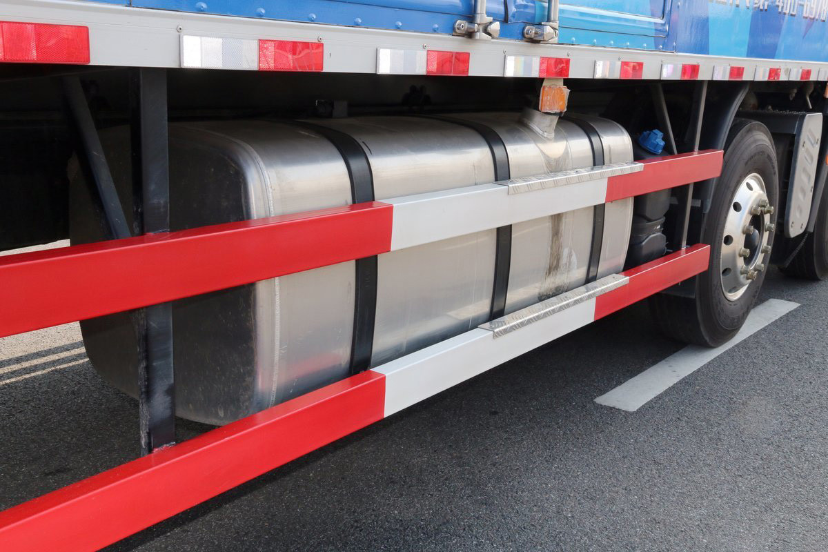 Qingdao Jiefang CA5310 JH6 Diesel 12 Gear 400 Hp 8X4 High Roof Deflector 9.4m Refrigerated Truck