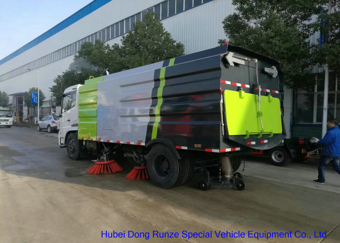 Vacuum Road Sweeping Vehicles With Cleaning Brushes Water Spraying High Performance