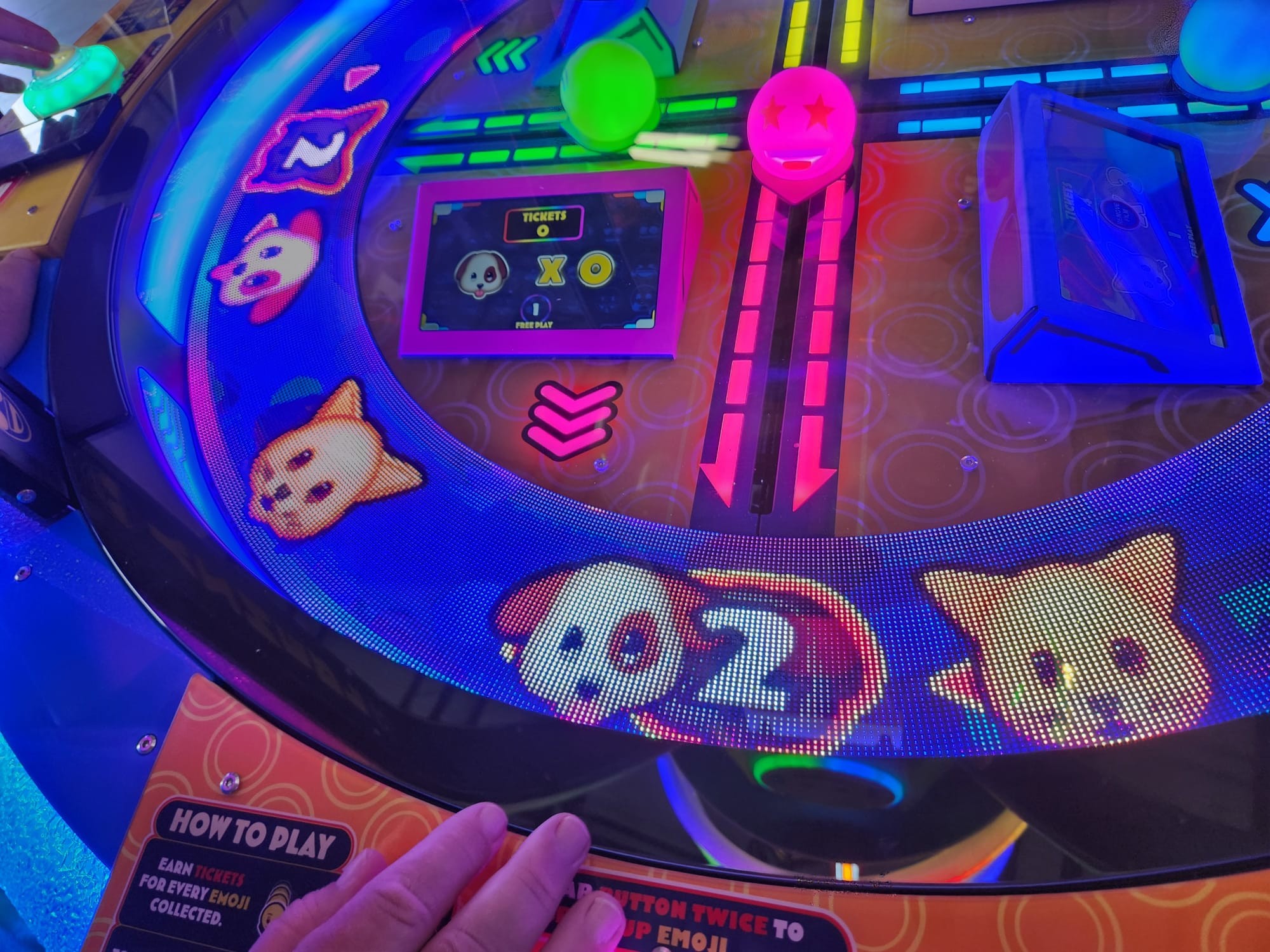 Emoji Frenzy Ticket Redemption Arcade Video Game Machine, 4 Players Emoji Lottery Game With Ball Prize