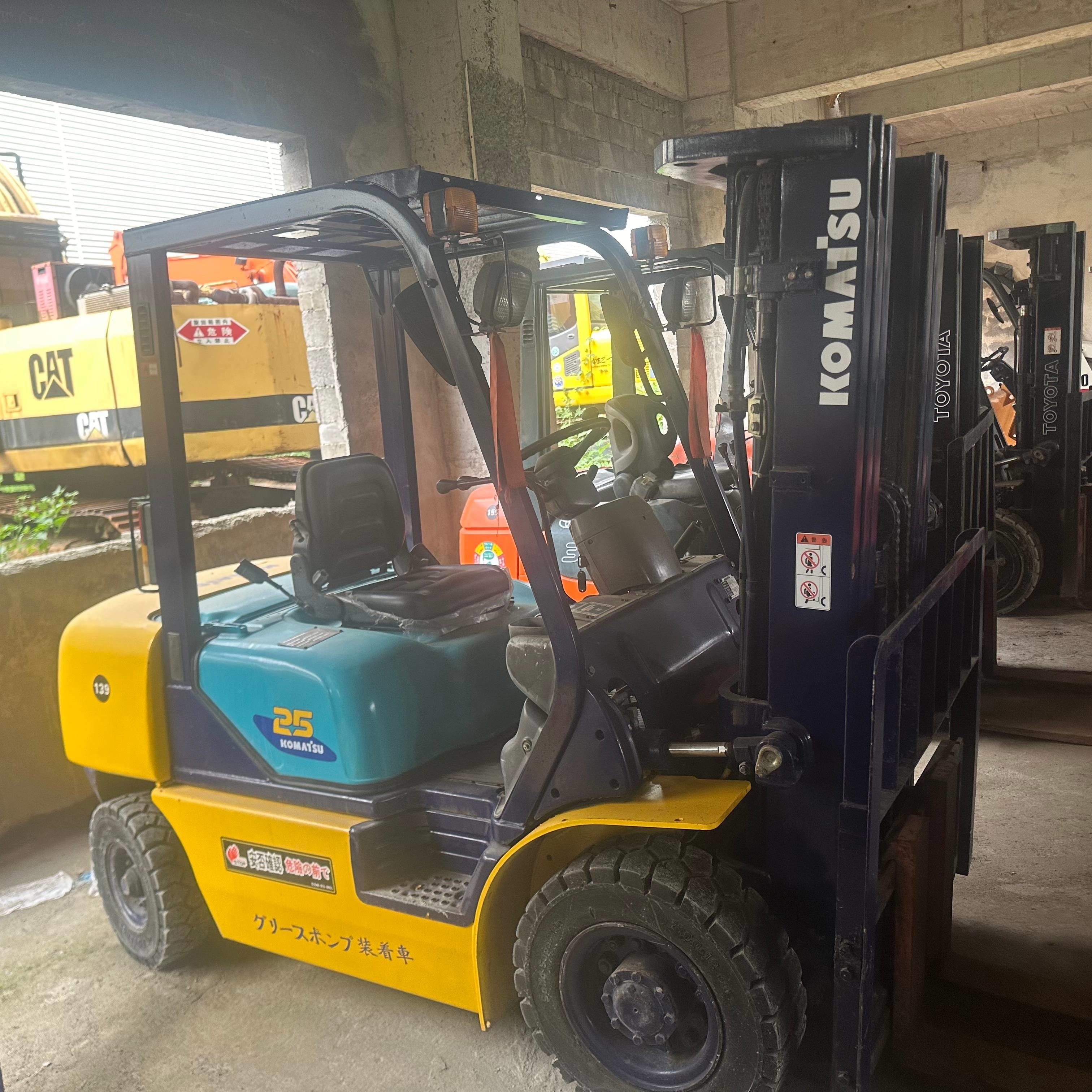 Komatsu FD25 Used Forklift Three Stage Material Handling Equipment 2.5 Ton