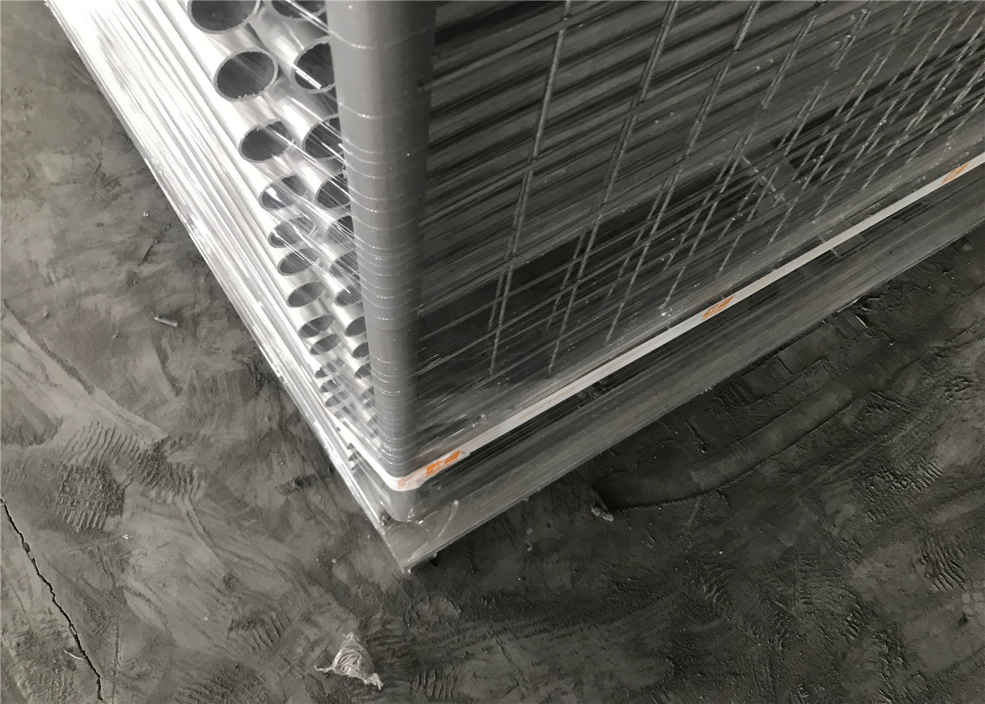Free Standing Temporary Fencing Panels 2.1mx2.4m OD32mm wall thick 1.80mm Mesh 60mm x 150mm Dia:4.00mm