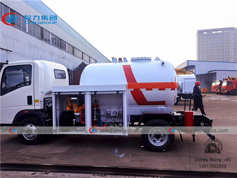 4000L Sinotruk HOWO 4x2 LPG Bobtail Tanker Truck With Flow Meter