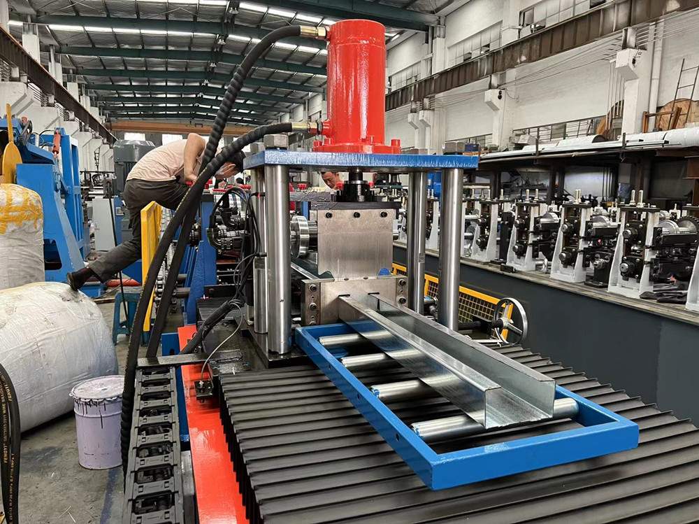 Width Adjustable 30m/min C U Profile Roll Forming Machine With 7.5kw Motor Hydraulic Cutting