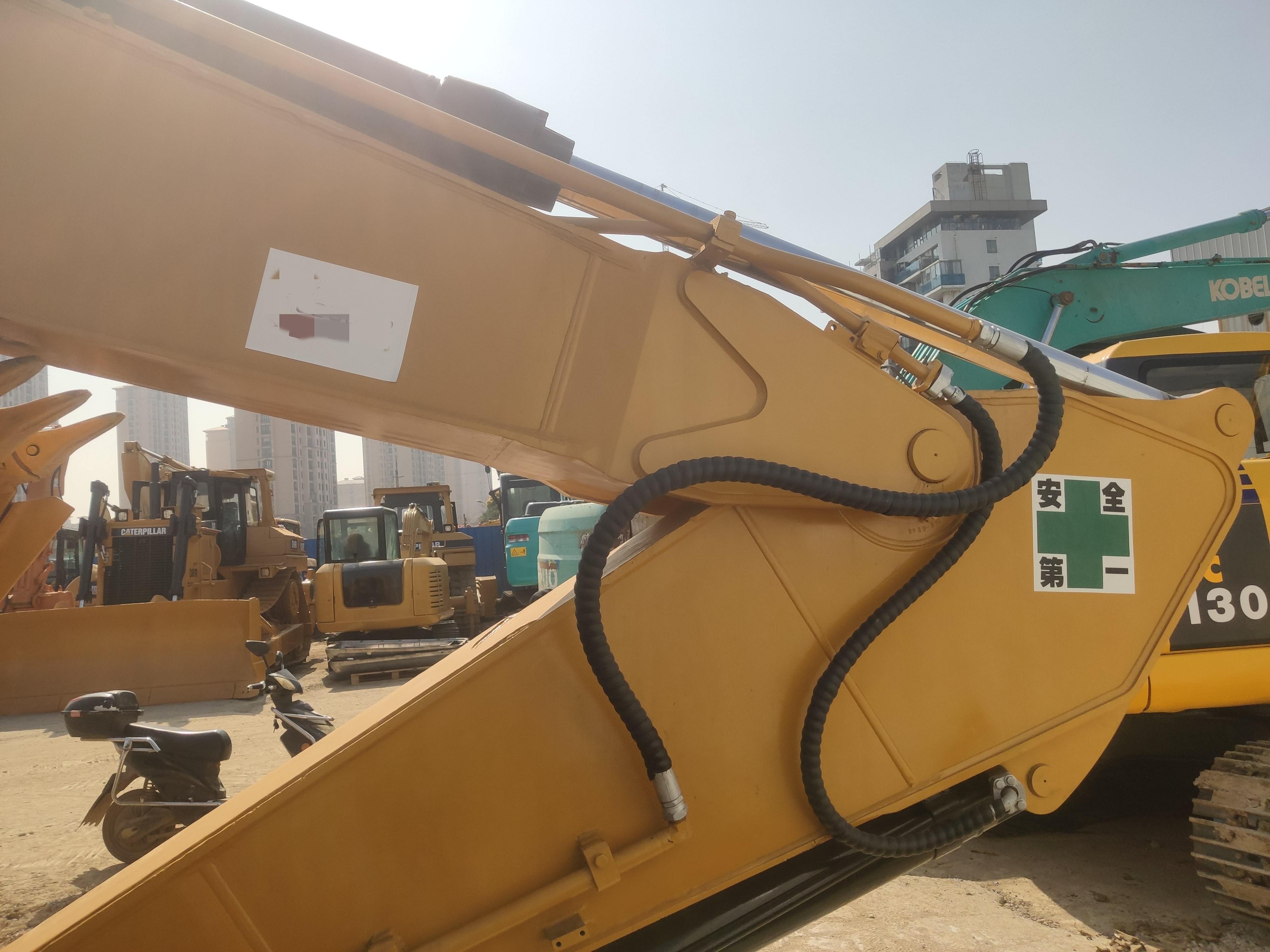 Used CAT330D Excavator Caterpillar Machinery in Dubai Hydraulic Pump Other Yellow