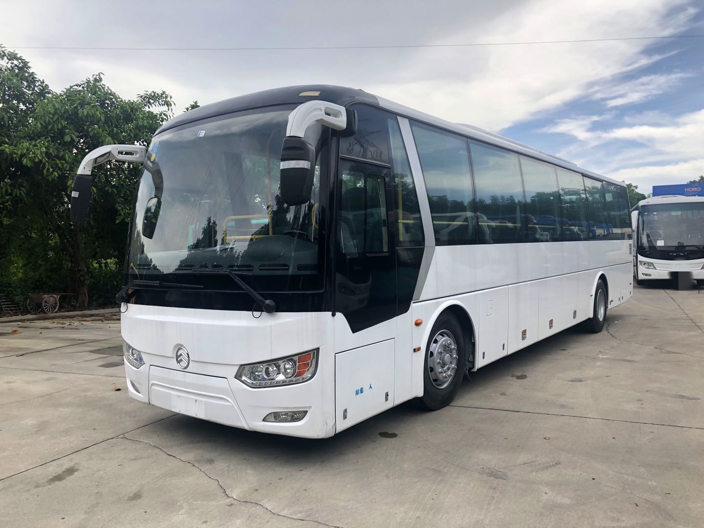 11400kg Curb Weight 12 Meters Second Hand Luxury Coach Bus with YC6A260-30 Engine Model