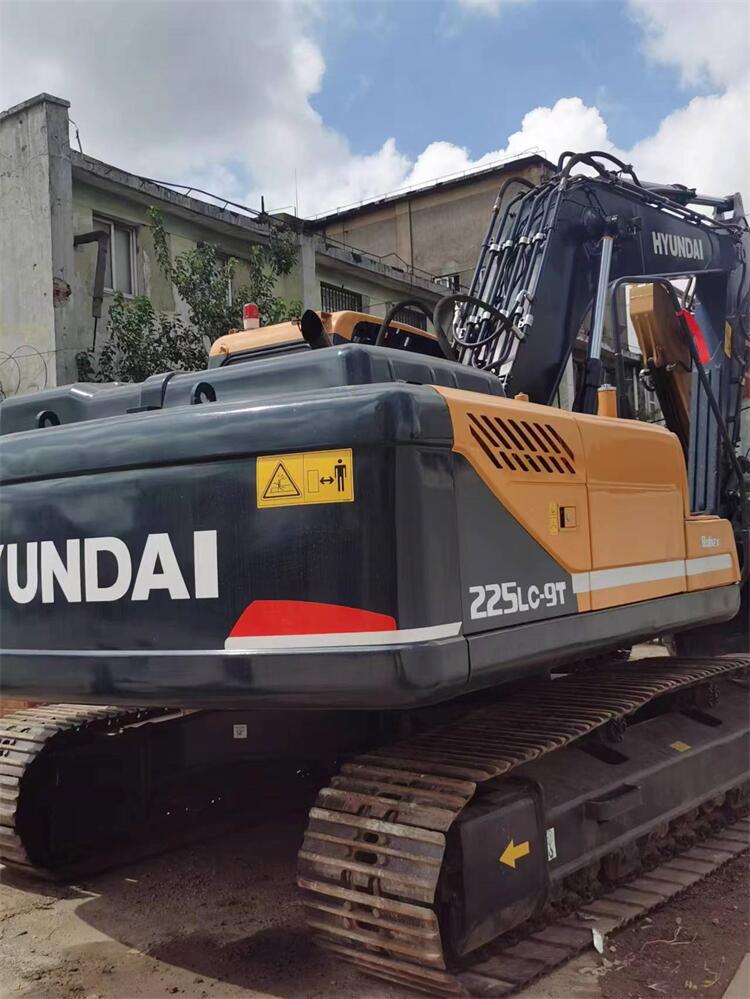 4.2 km/s Rate Speed Used Hyundai 225-9T Crawler Excavator in Shanghai Less Hours Best