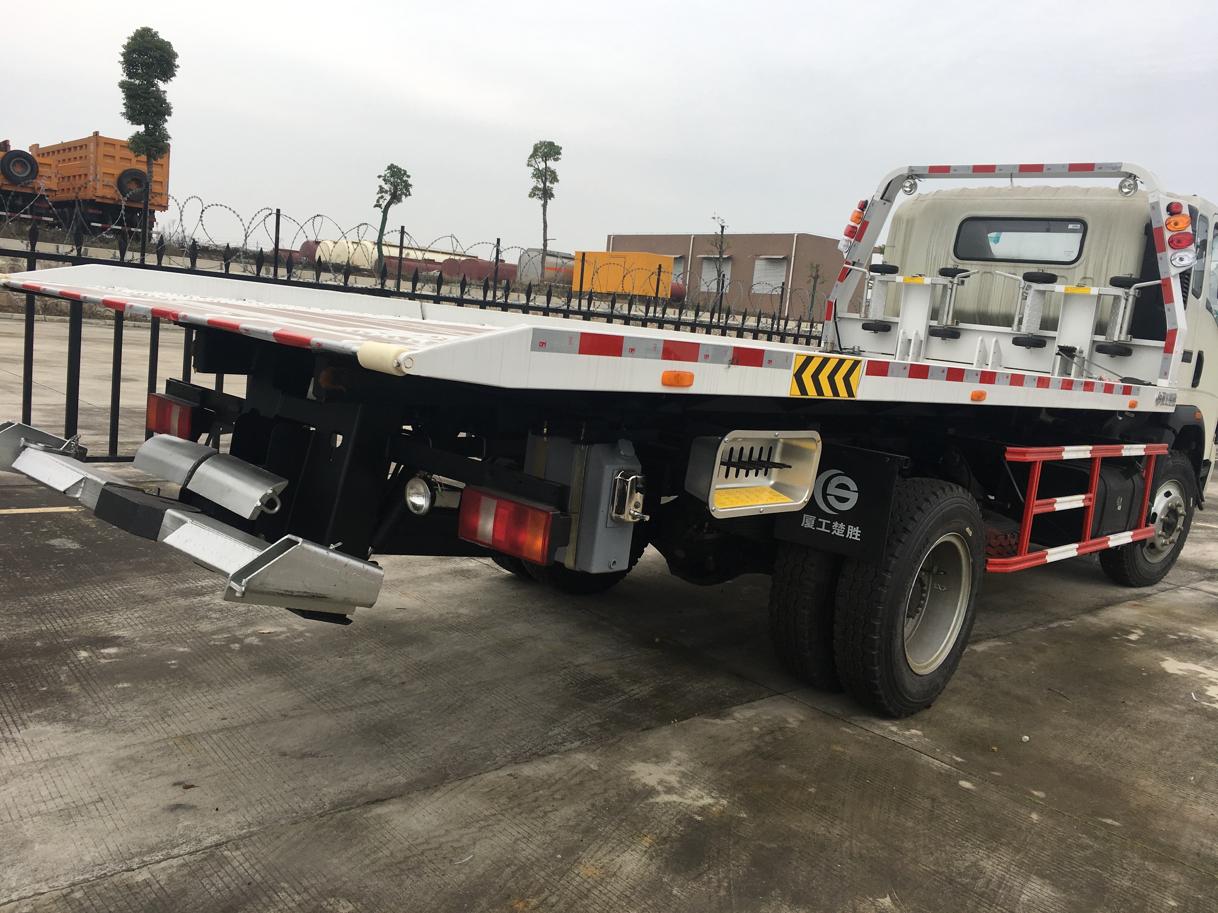 HOWO 4x2 light duty 12 tons flatbed lorry truck for sale