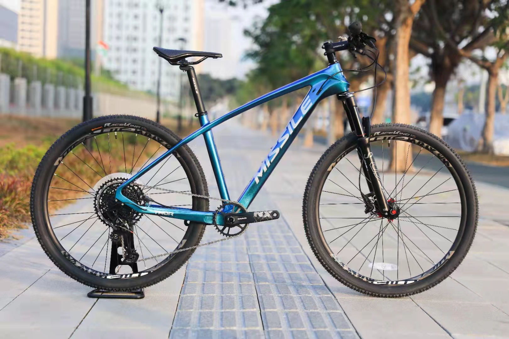 27.5 Inch JoyTech Wheelset Aluminum Alloy Fork Mountain Bike 11-Speed for Sport Thrill