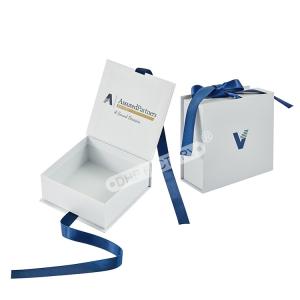 Quality Durable White Gift Boxes With Magnetic Lids Jewelry Packaging Box for sale