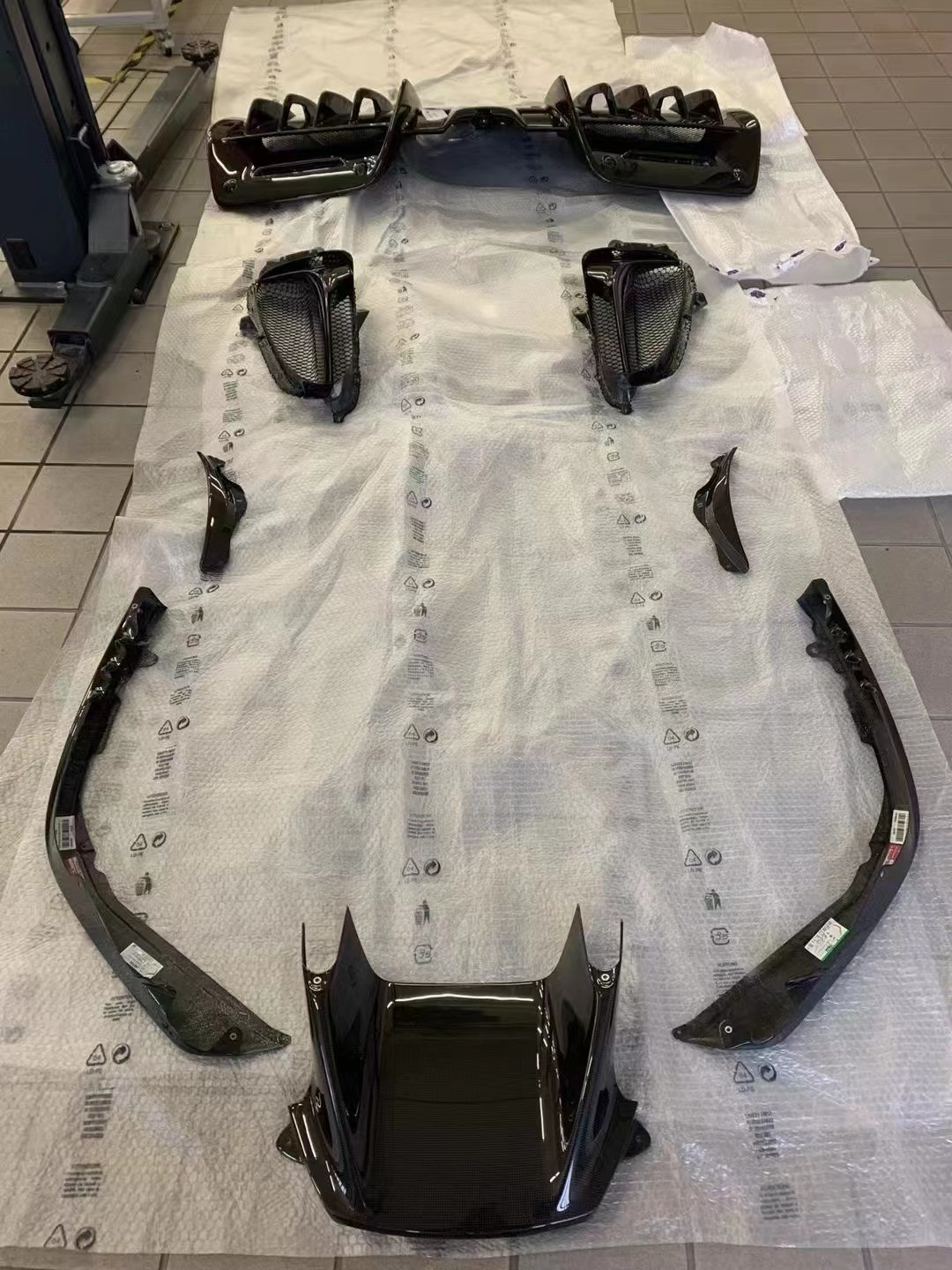 For Ferrari SF90 Dry Carbon Fiber Body Kit SF90 OEM Style Carbon Fiber Front Lip Diffuser Spoiler Side Skirt