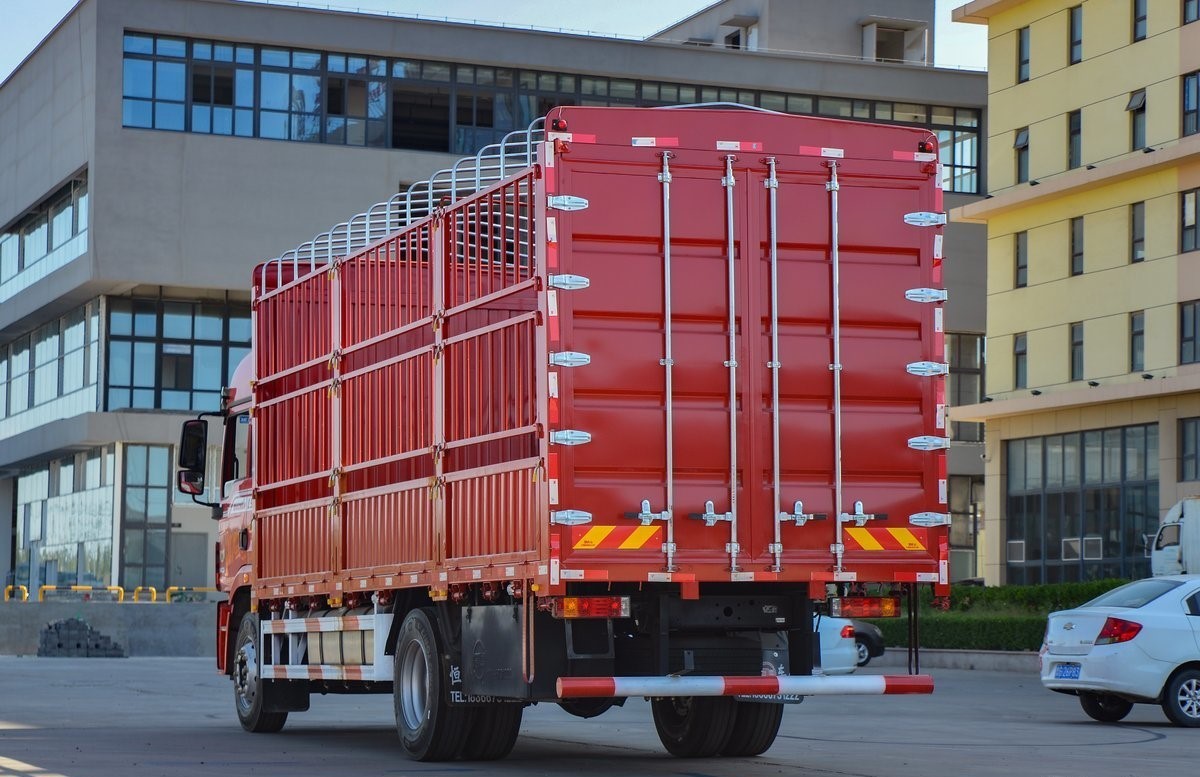 Shacman Cargo 6X4 Truck L5000 Van For Inter-city Transportation