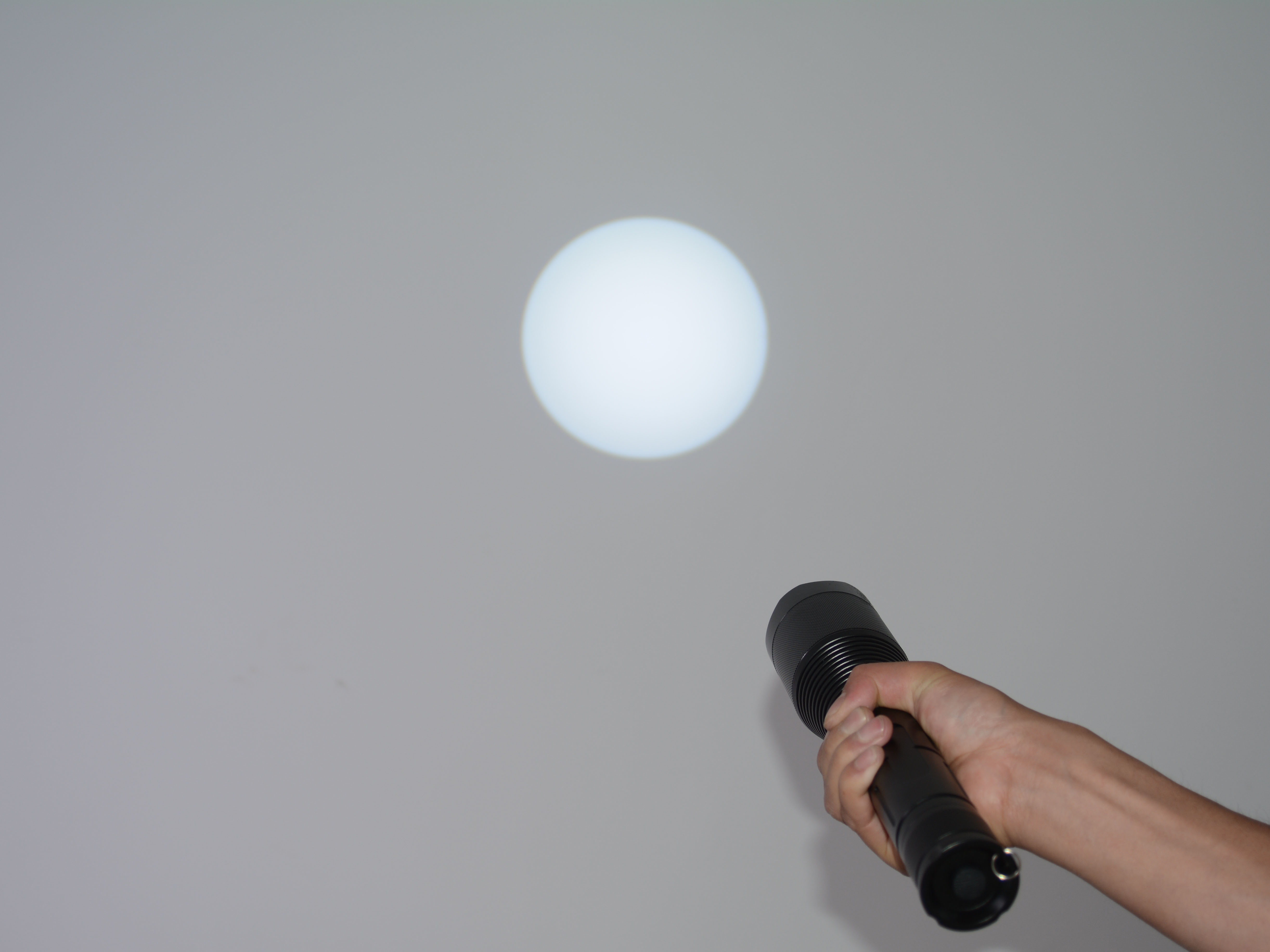 M035 BTSD-V Focal length adjustable LED uniform light flashlight (10W)