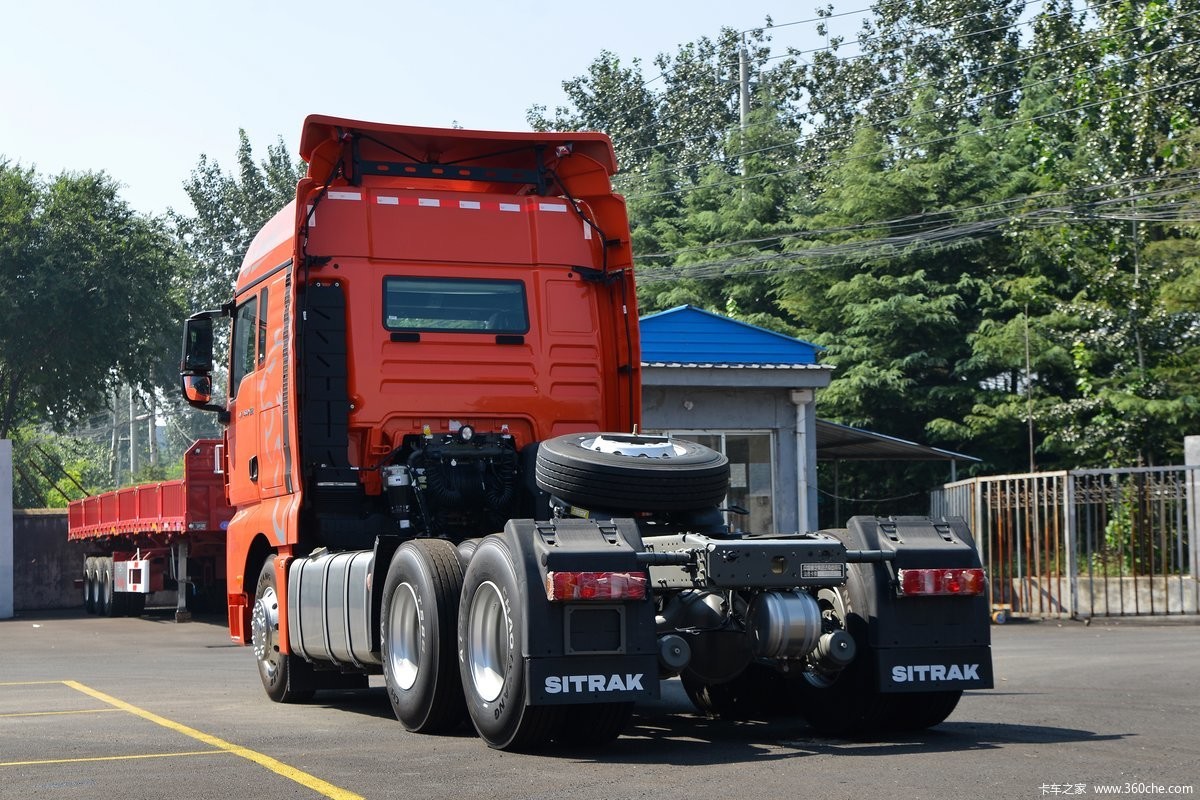 2 Driver SINOTRUK SITRAK G7 Heavy Truck 440 Horsepower 6X4type CNG Tractor Head