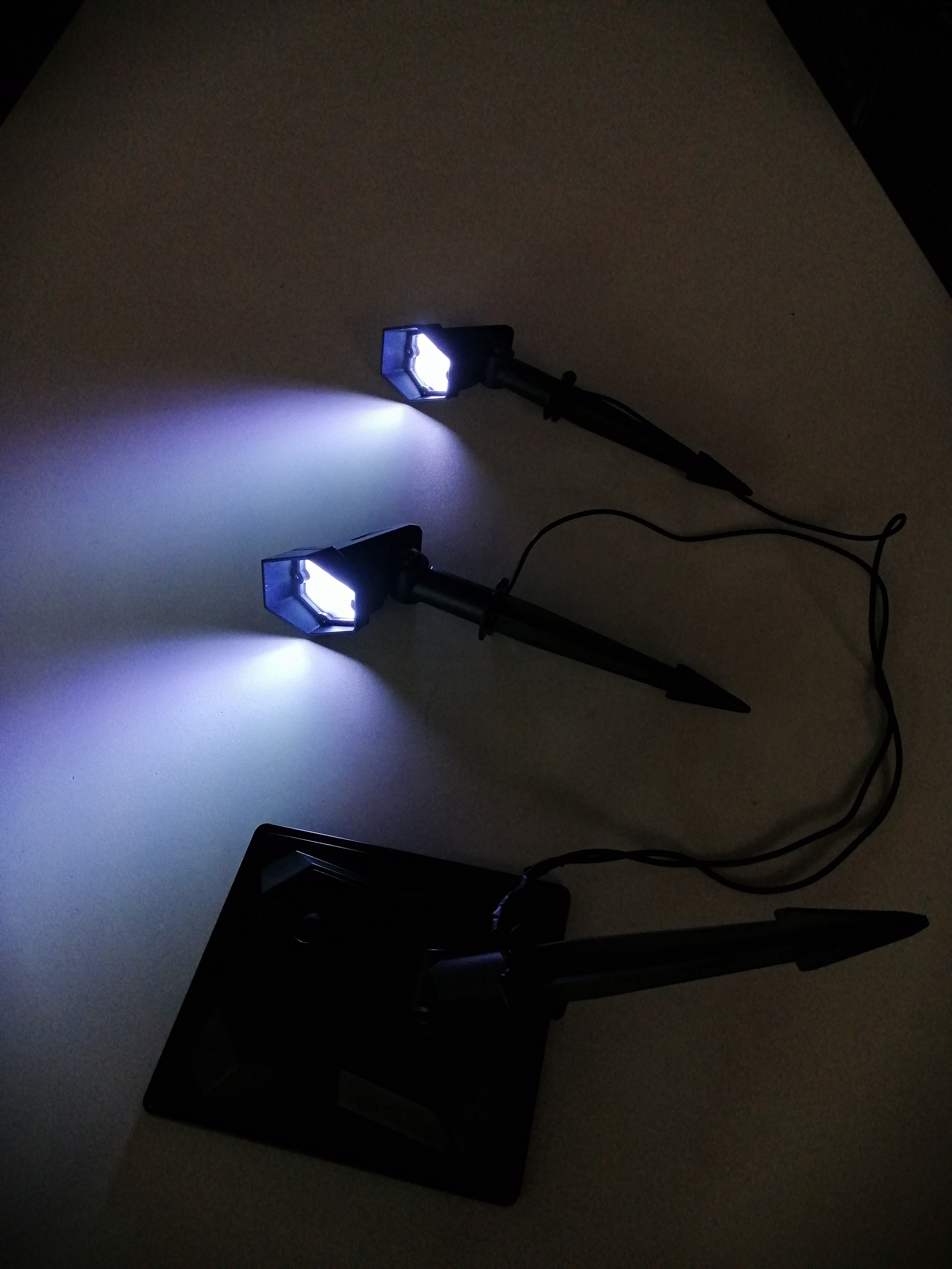 Solar garden LED landscape spotlight