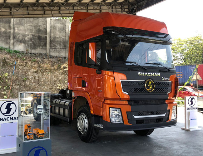 450HP Weichai Engine Trailer Head 10 Wheels Shacman Heavy Duty Truck for Low Fuel Consumption