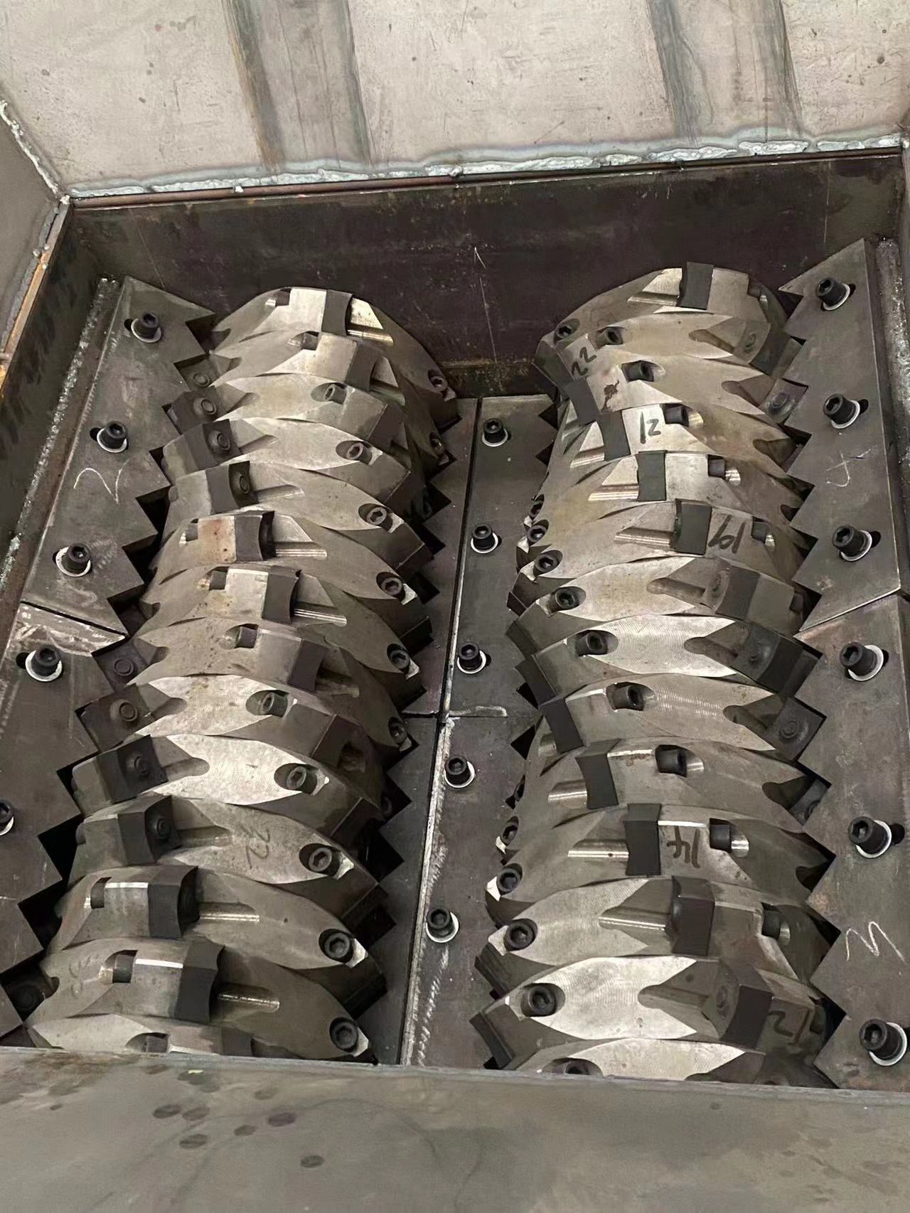 Twin Shaft Hob Shredder for Waste Plastic Bag and Clothes Recycling 1000KG/H Capacity