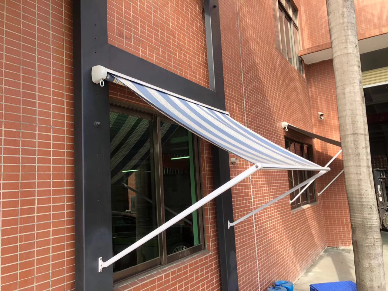 Outdoor Motorized Window Sunshade Drop Arm Retractable Awnings