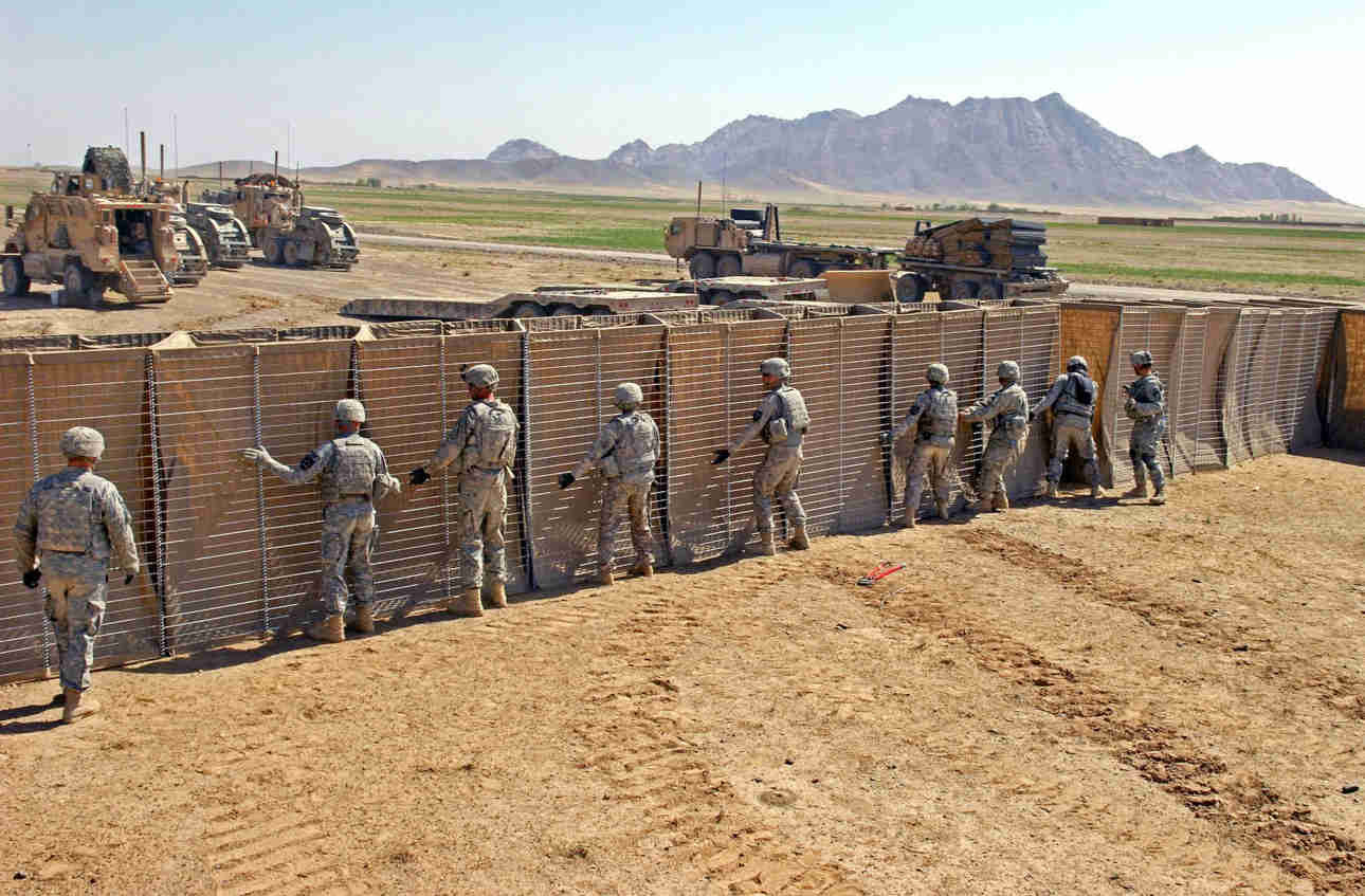 Safety Steel Protection Mesh Gabion Box Defensive Barrier Galvanized Gabion Sand Filling Wall