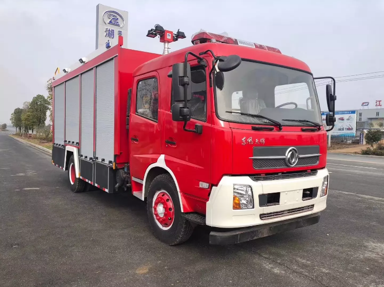 Directly Supplies Dongfeng 4x2 Fire Engine Truck with LHD Double Cabin and Manual Transmission