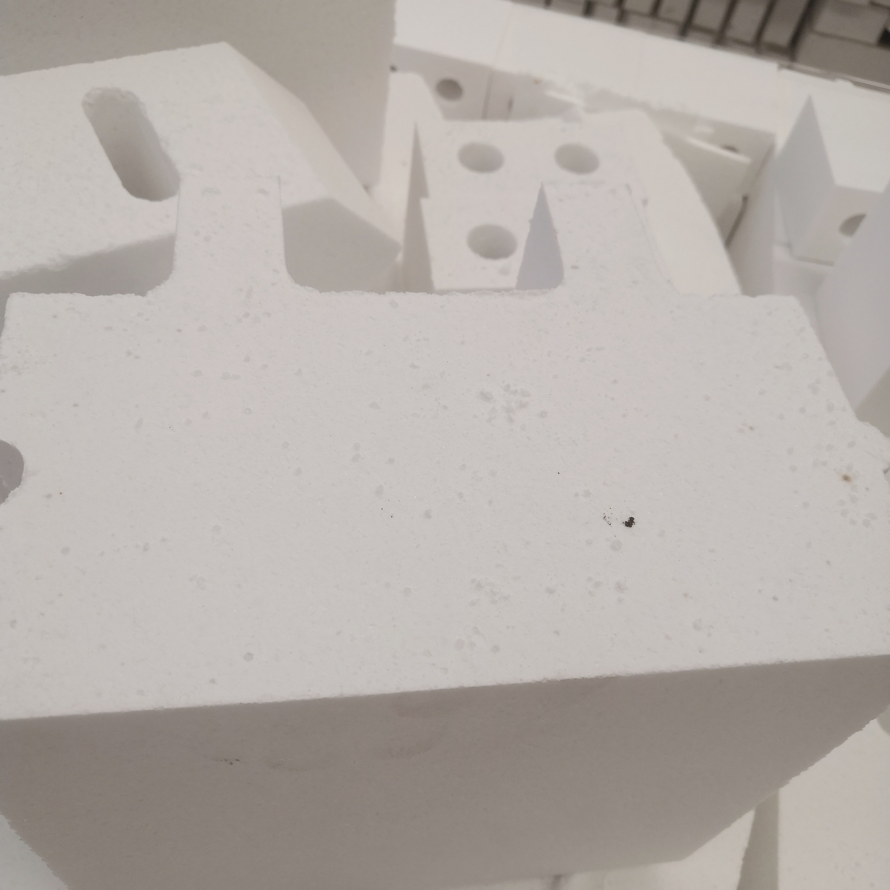 Low CrO Content Corundum Mullite Bricks with Good Volume Stability and High SiC Content